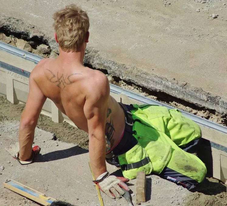 “Blonde Tradie” … posted by neilfromsydney2003