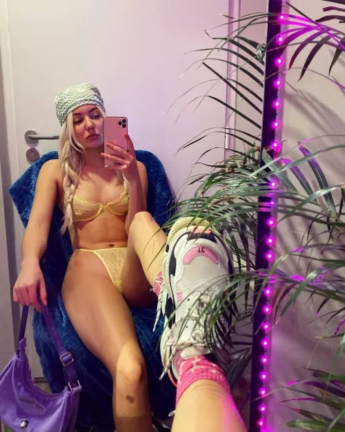 blonde with an incredible body 😍 by heebeejeebeeSnack