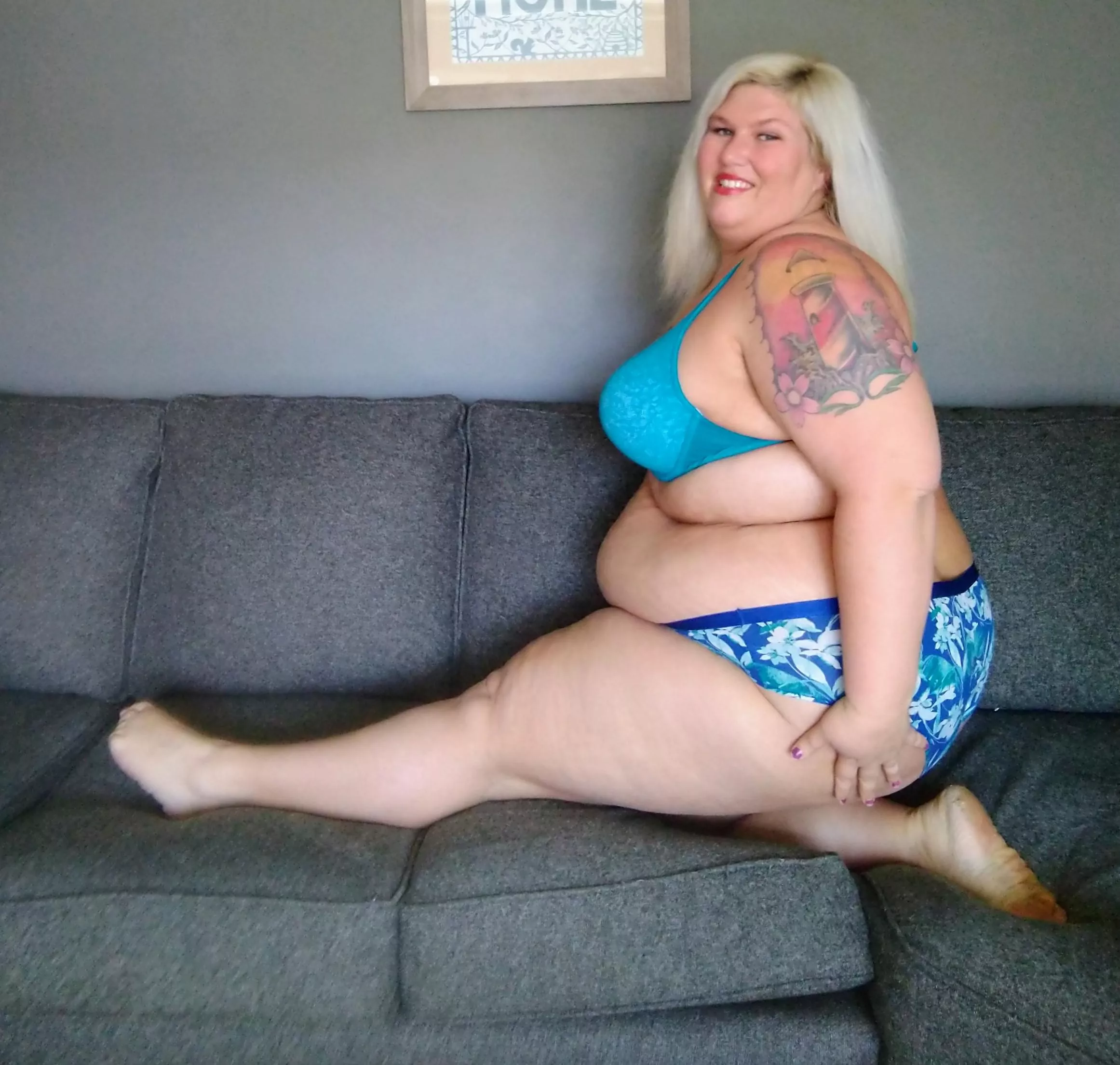 blue eyes and fat thighs 💙 posted by Bubblybabe_88