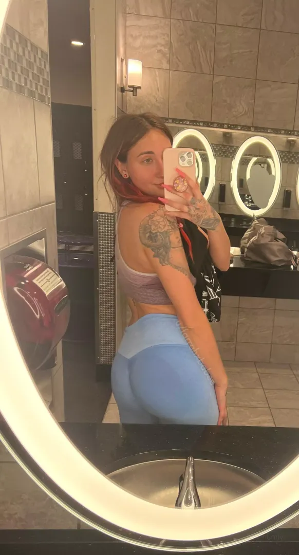 Blue is my favorite color, whats yours? (: by farrahxbabee