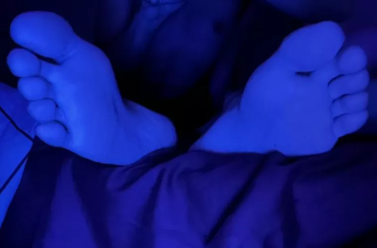 Blue light feet M32 by Anonymousguy228