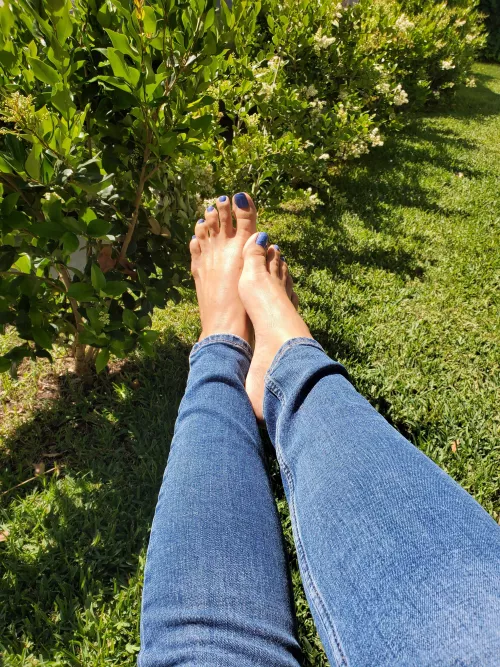 blue skies, blue toes, what could be better?! by jessicaleighfeet