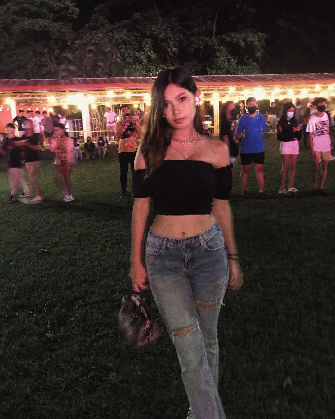 Blurry pic posted by likesasiangirls