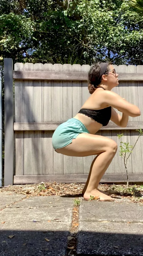 Body weight squats [f]or the 🍑. by mindaq