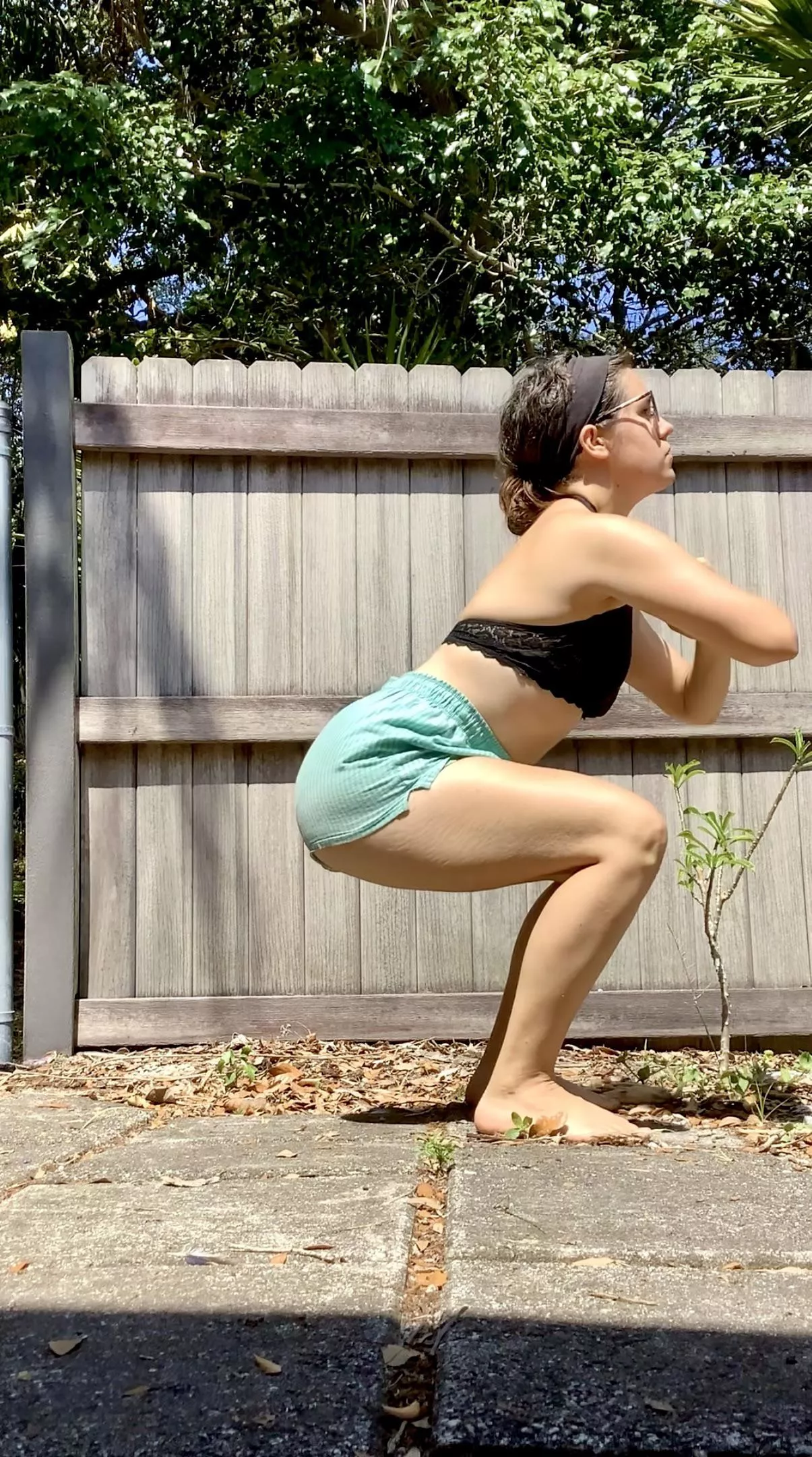 Body weight squats [f]or the 🍑. posted by mindaq