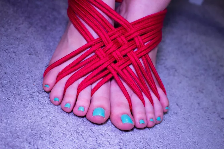 Bondage toes anyone? by Cavalieri_feet