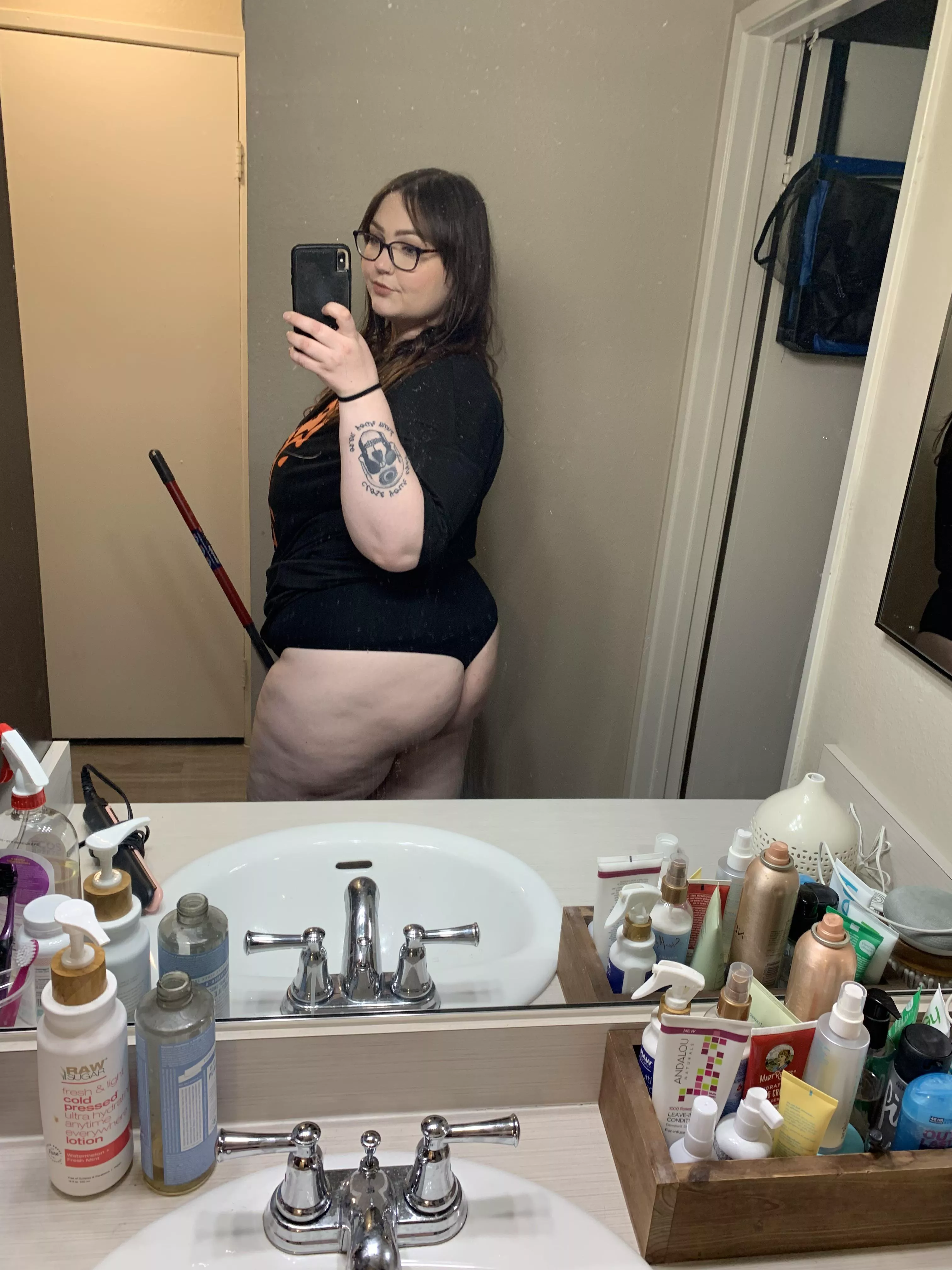 Booty for breakfast 😘 posted by lilbevz_