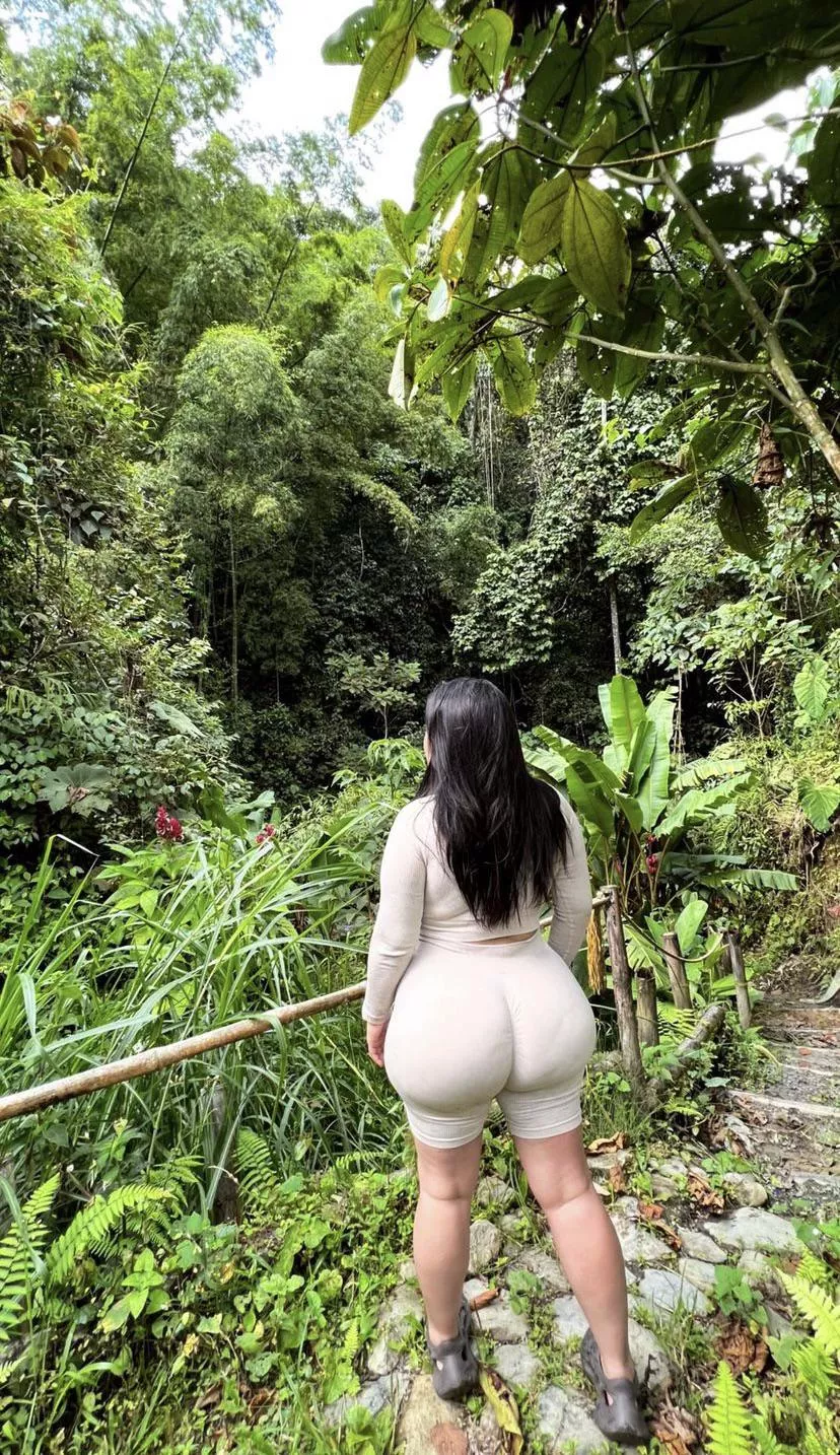Booty in nature posted by ccoomer313