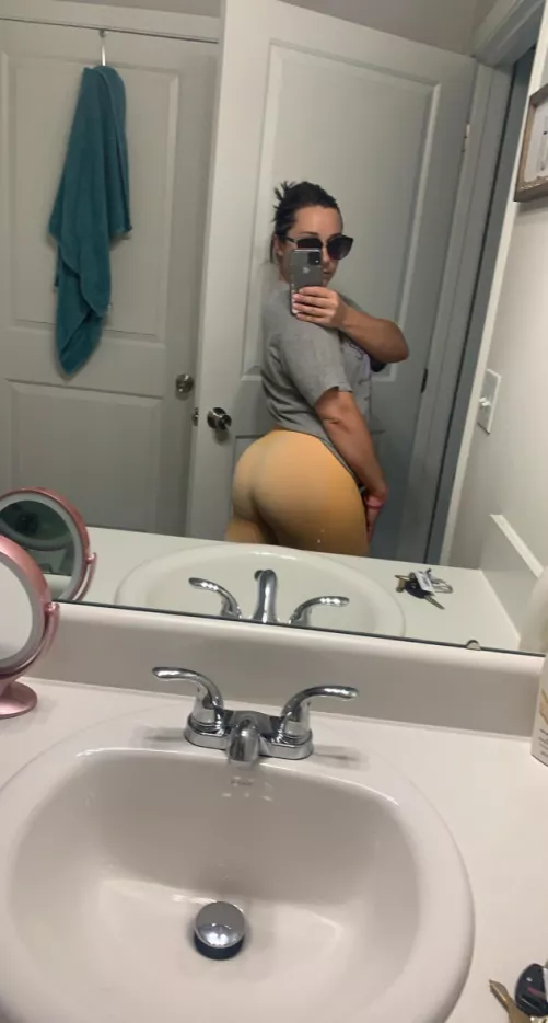 Booty lookin phat by Buttcheeksnbarbells