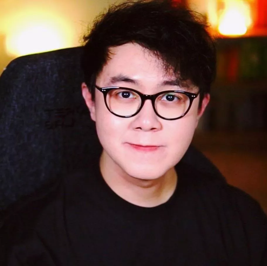 bought some new lights in the background 💛💡 posted by skyeifer