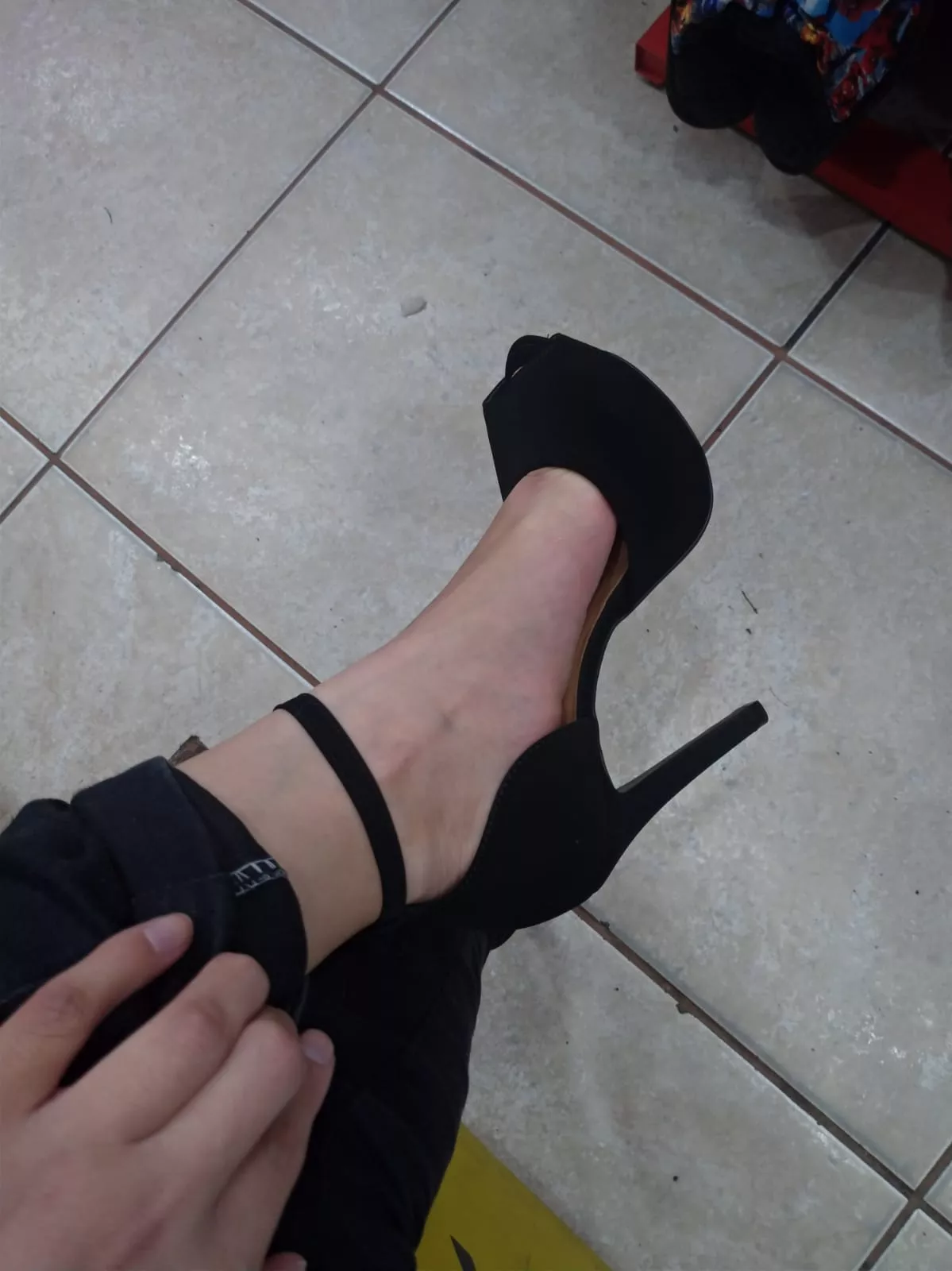 Brand new heels for trampling men posted by Tatah_feet