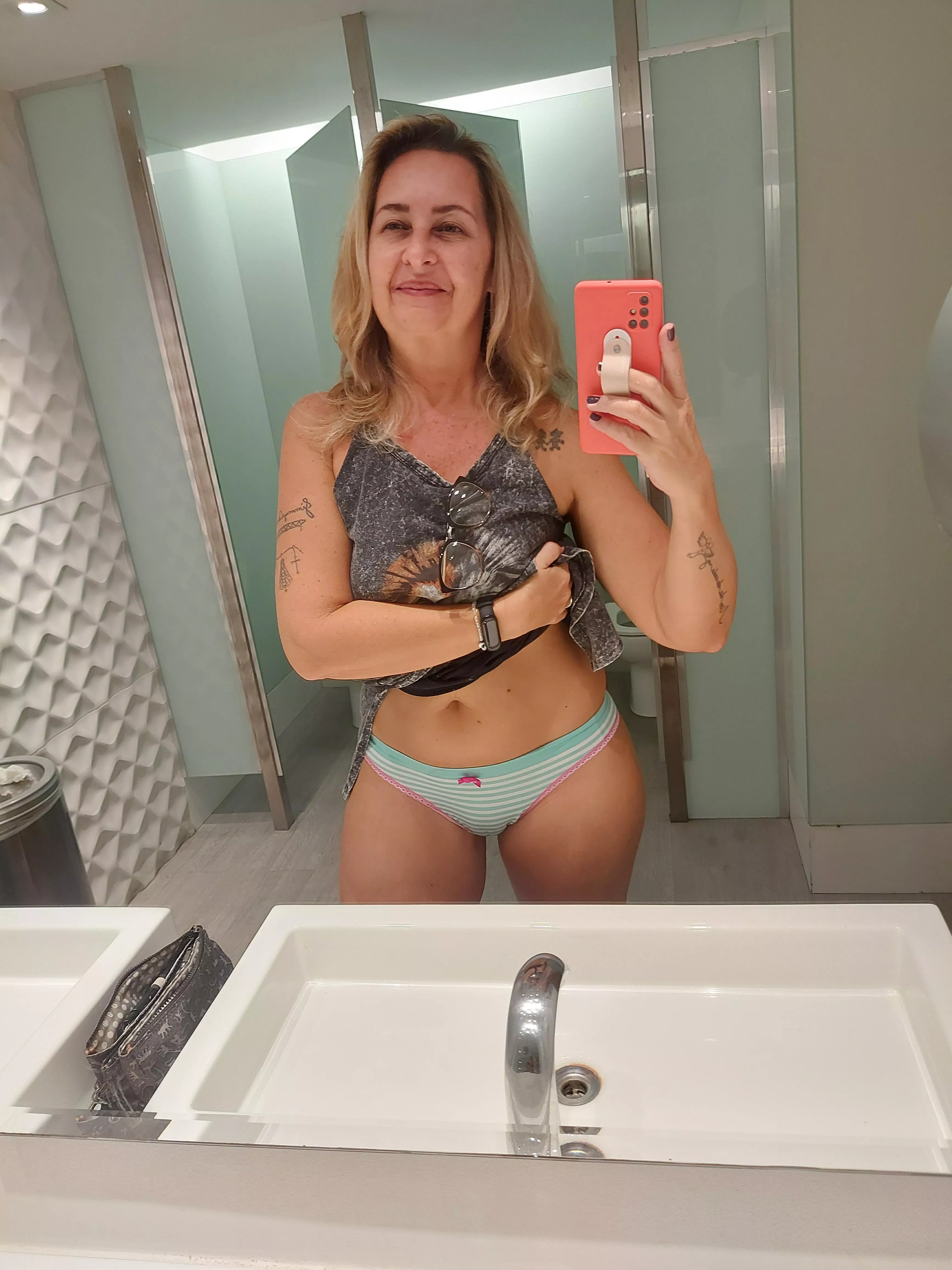 Brazilian curves to make your night better posted by MelVipWorld