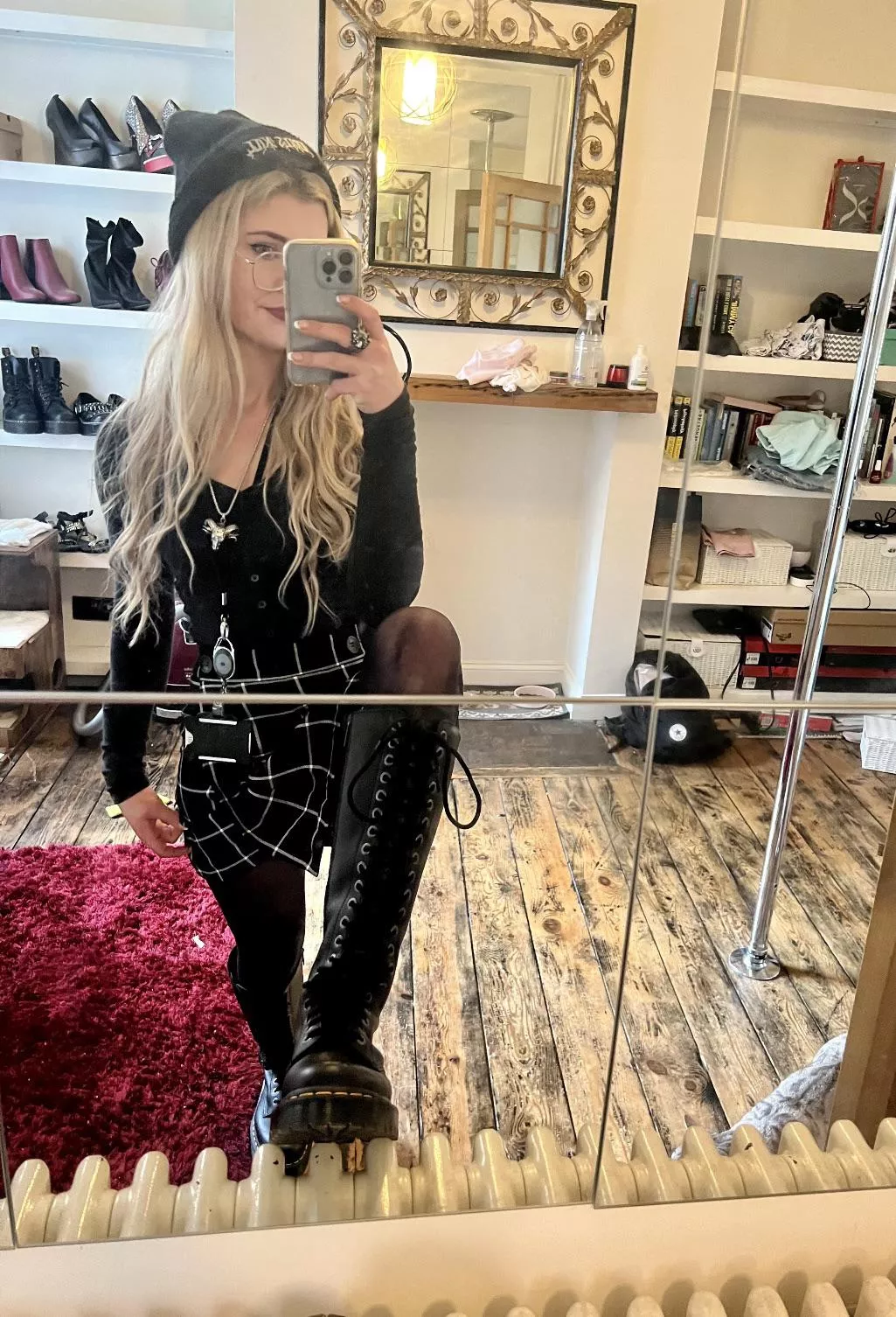 Bringing some dark vibes today [F] posted by KittyPAWGx