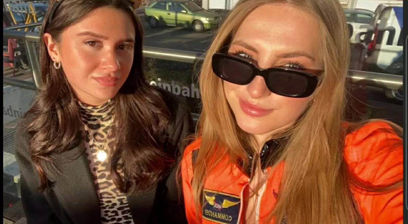 Brunette or blonde posted by Hotbox22