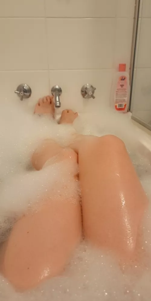 bubble baths on a Sunday night by pumpkin_pie8