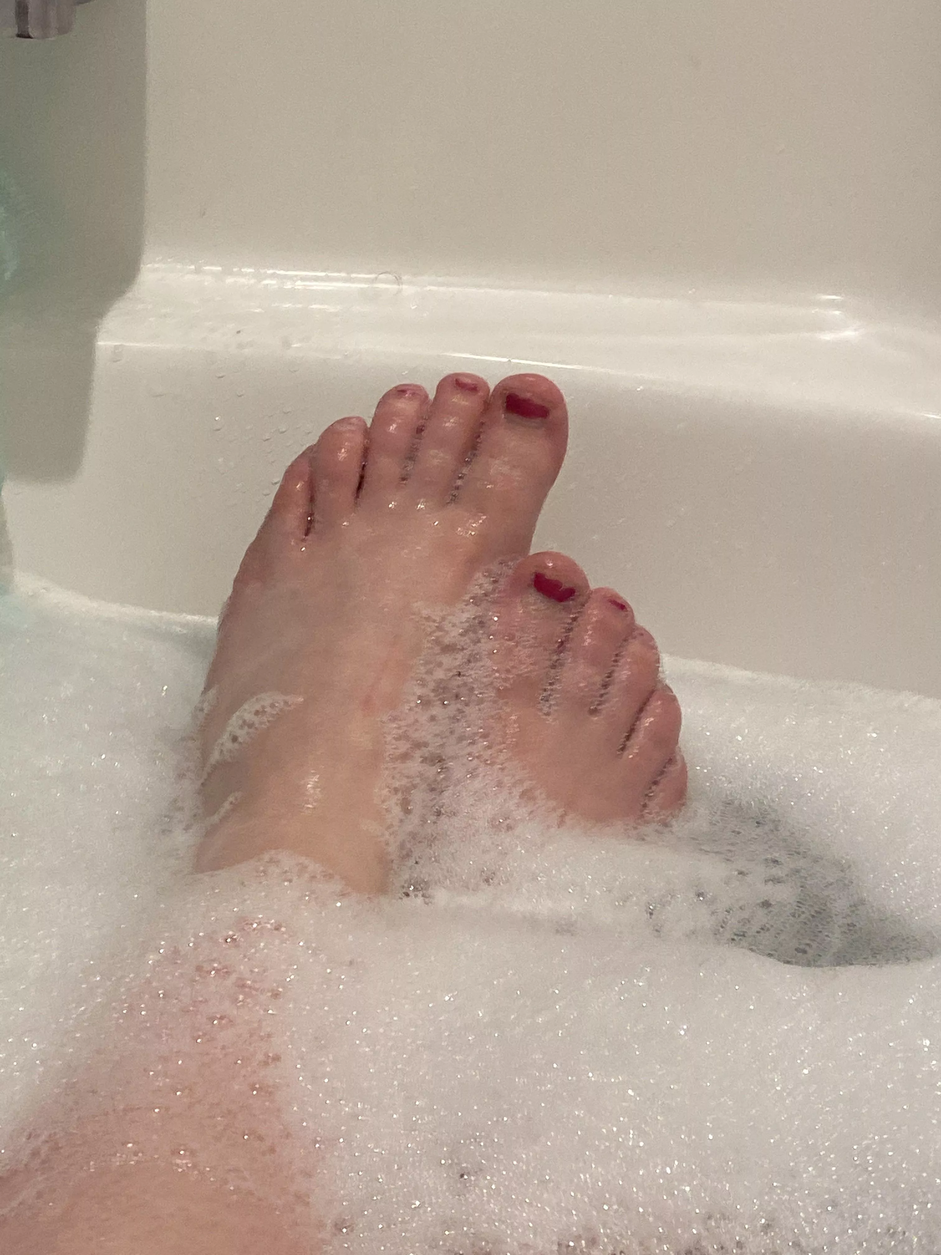 Bubbly toes 👣 posted by thiccpixiexxx