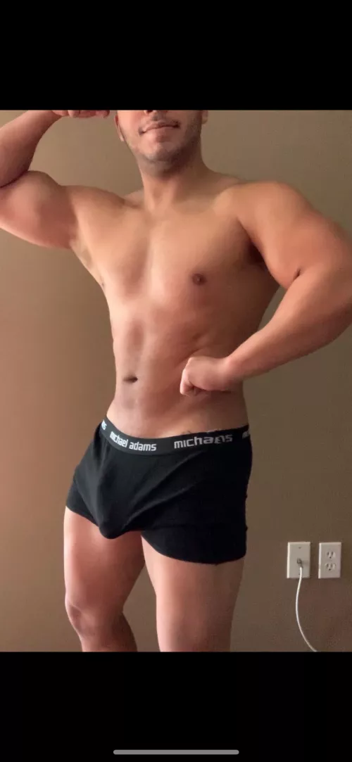 Bulges and biceps 💪🏽 by GRayner28