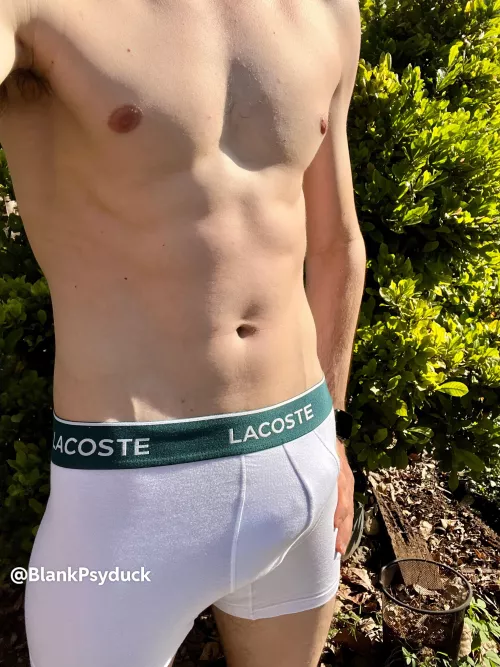 Bulging in the shrubs by BlankPsyduck