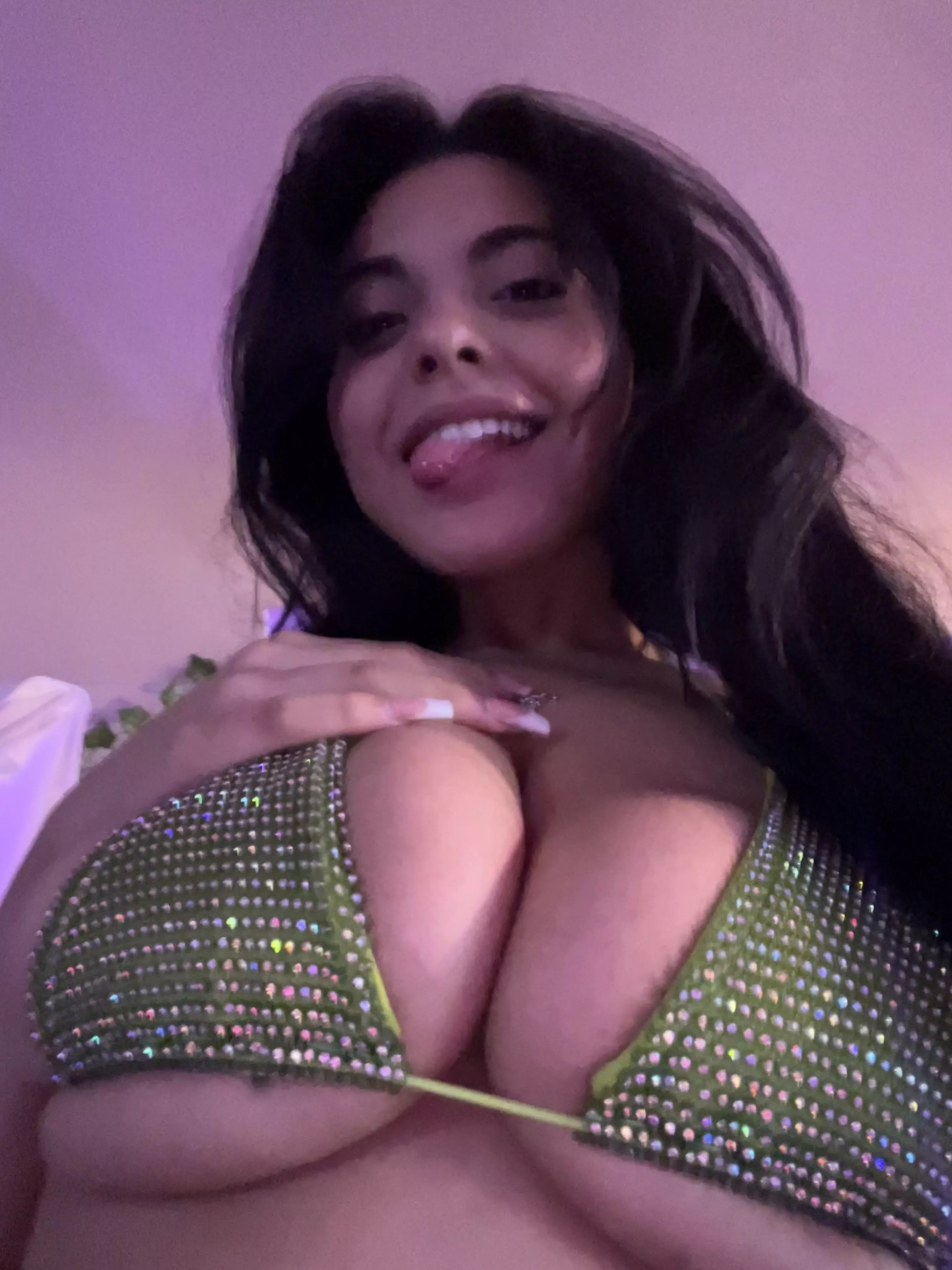 Bursting 🤓 posted by bbgiselle18