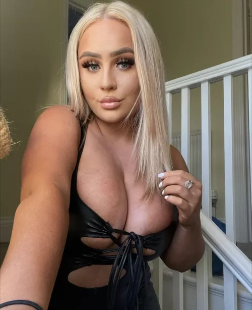 busty babe by explorer_indi