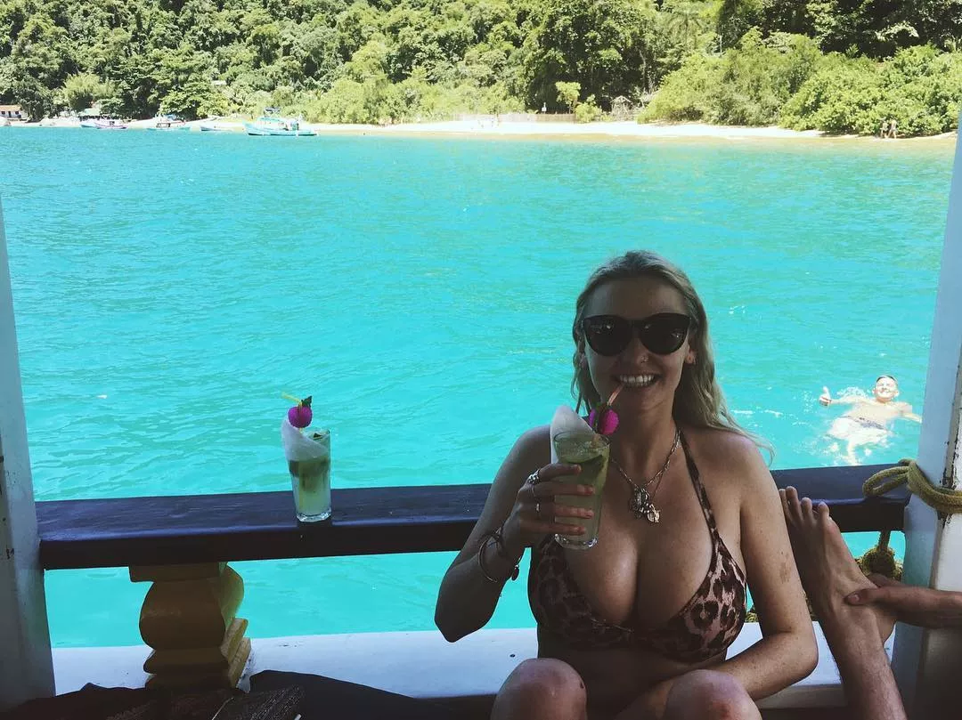 Busty posted by Aggressive-Summer330