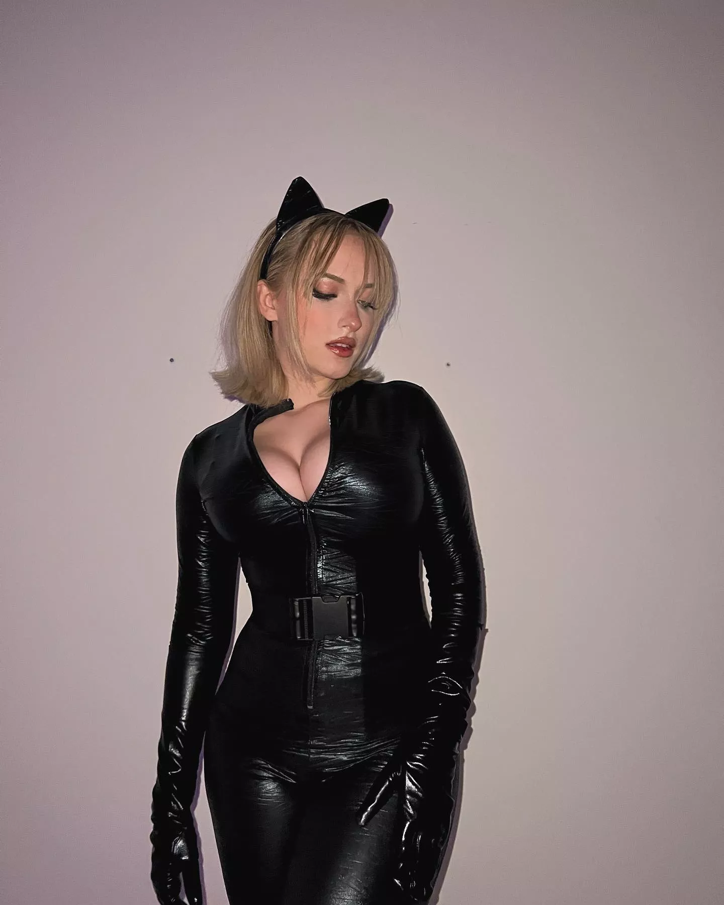 busty catwoman posted by siimple_code