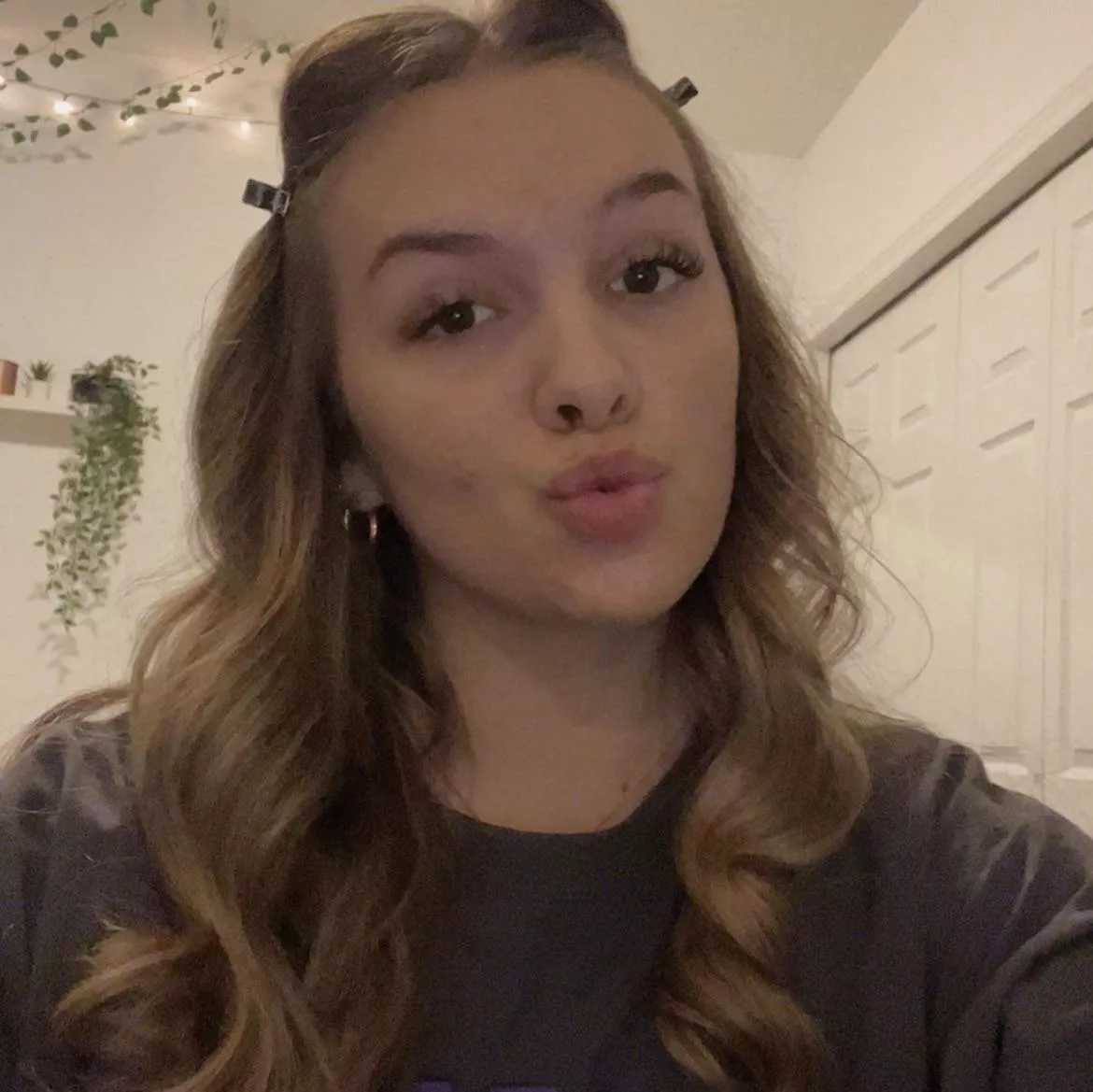 Can anyone cover my sister I’ll send you creepshots of her in shower as a reward add kik leahgeim5 posted by EyePsychological1701