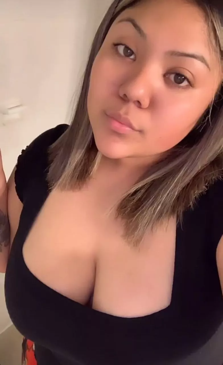 Can anyone please cock her? D.M here or on kik. posted by LilRipzta