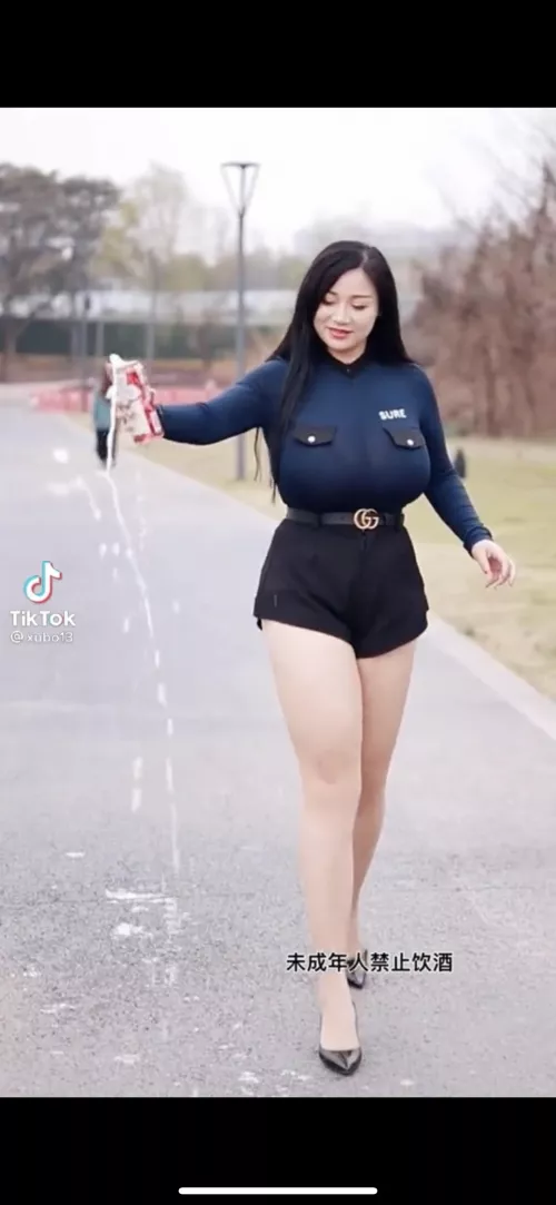 Can anyone tell me her name please by dankasslink