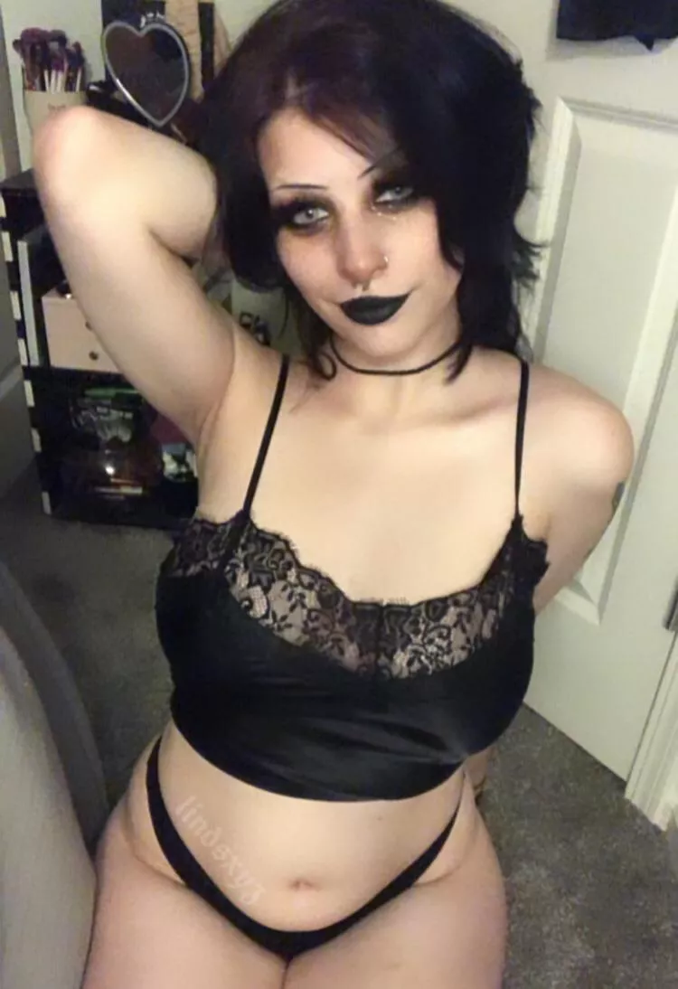can i be your big titty goth gf? posted by lindsxy