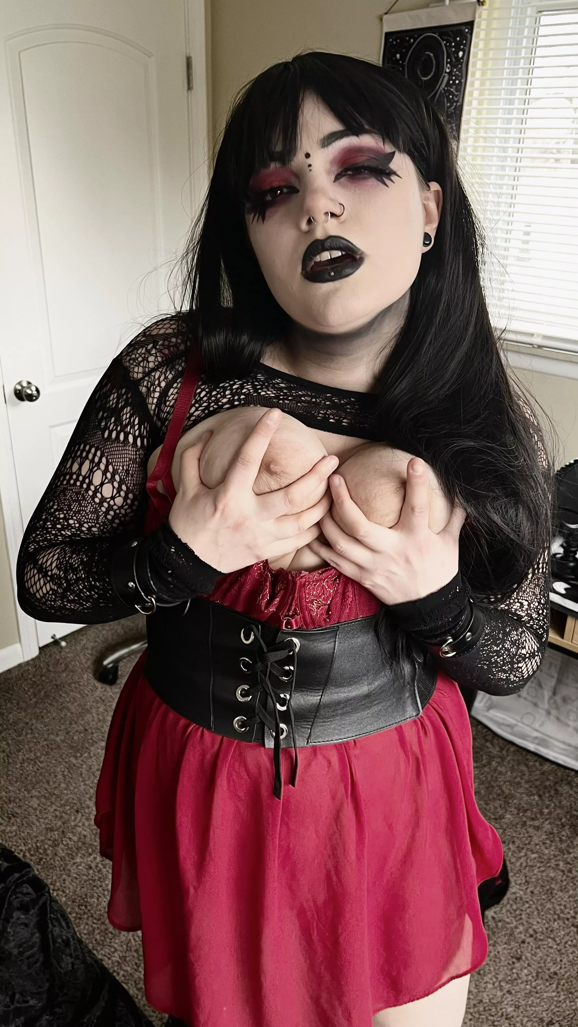 Can I be your curvy goth girlfriend? 🖤 posted by Forbiddennightmare