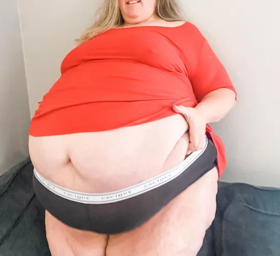 Can I get a volunteer to rub this full belly!? Please 😘 by bigbellybrooke