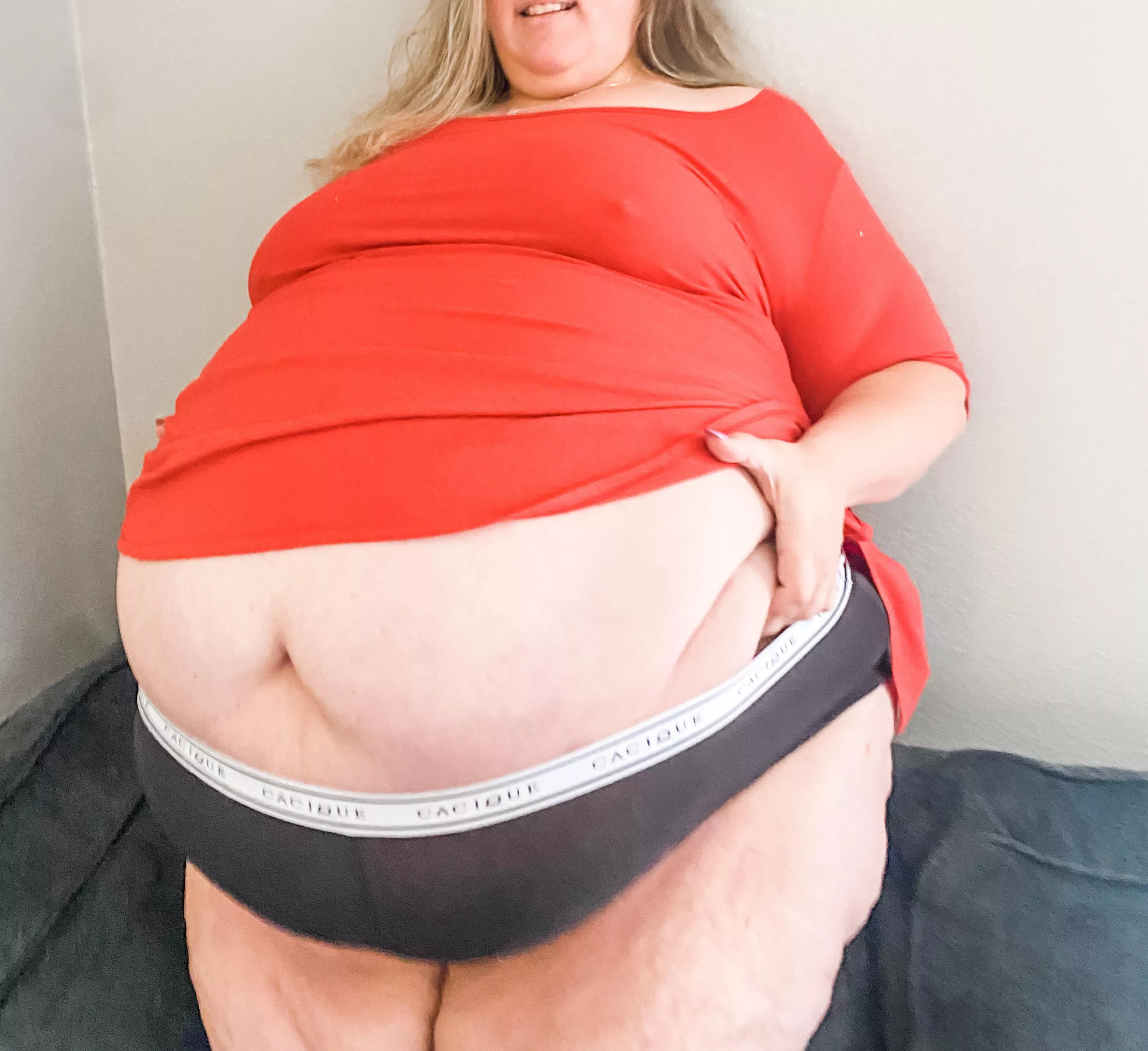 Can I get a volunteer to rub this full belly!? Please 😘 posted by bigbellybrooke