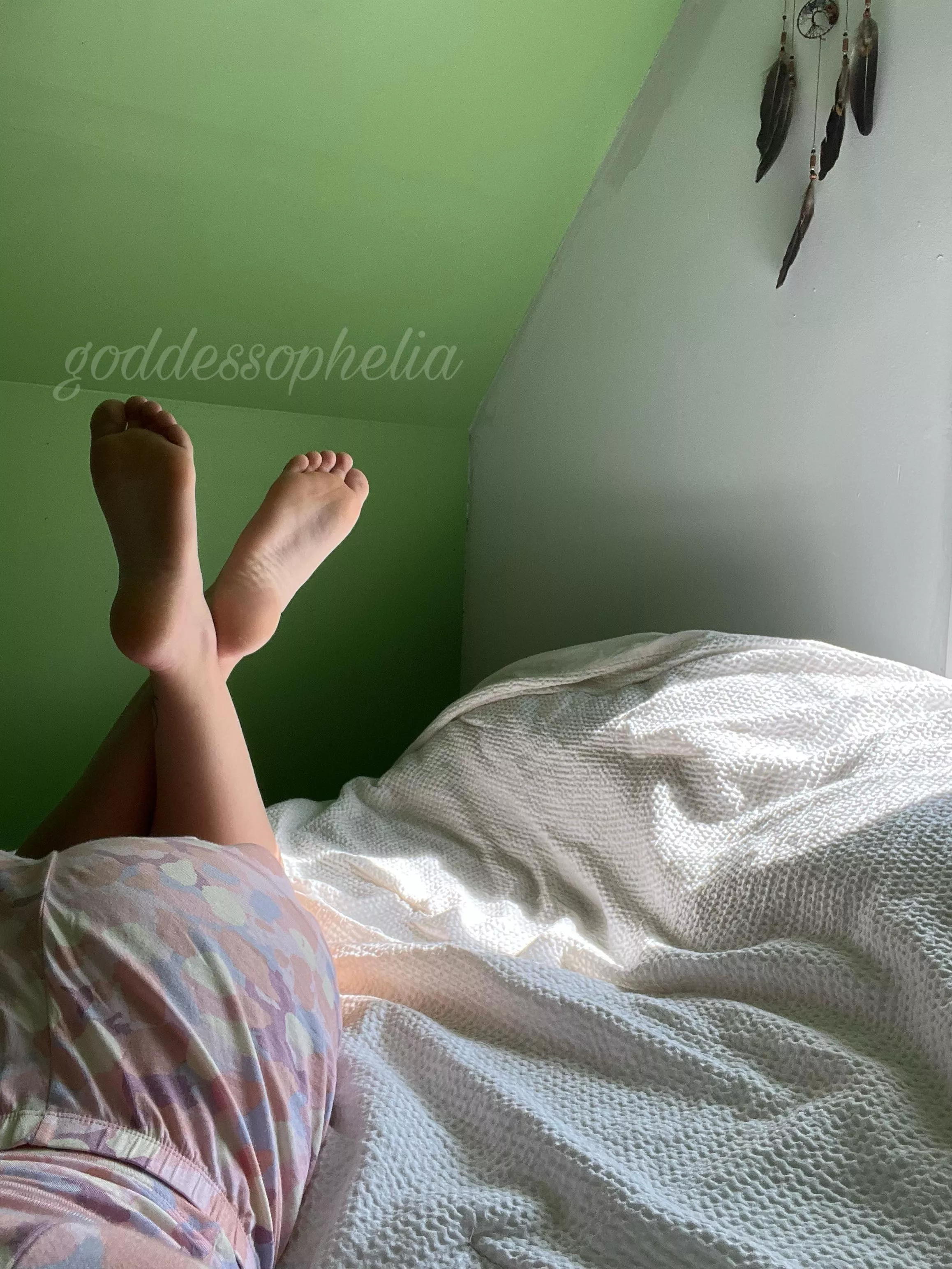 Can I get a warm welcome back Reddit 💕🦶🏼 posted by Ophelia2212