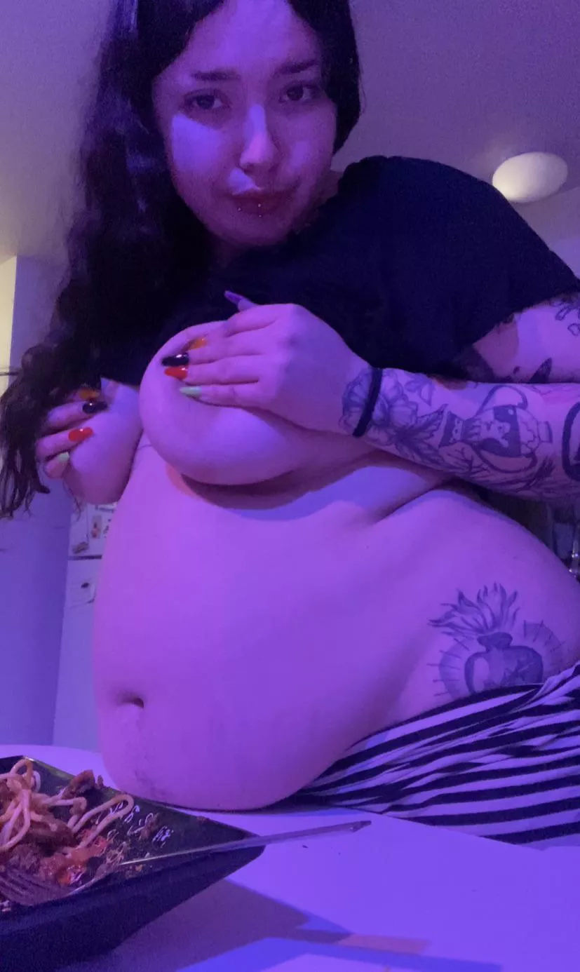 can i have dessert after i finish my 3rd plate please? i know it’s alot but i just have to keep stuffing !! 🤤🤰🏻🎀 [OC] [24] posted by assholeprojection
