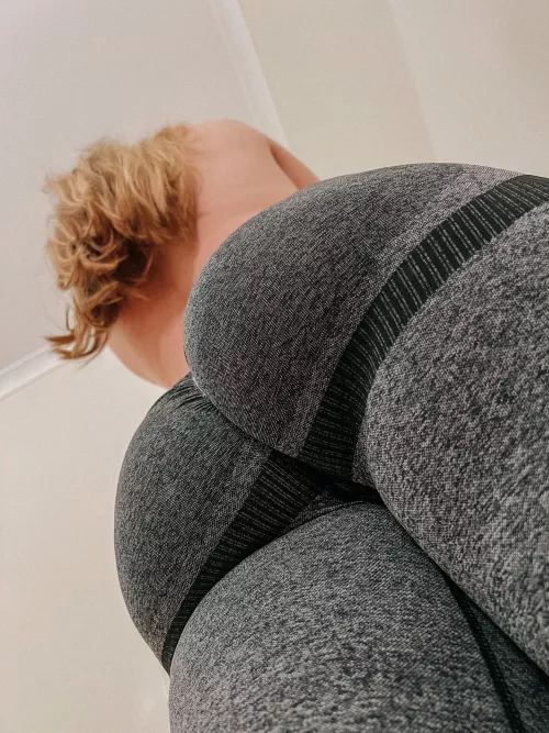 Can I squat on you? by feelmylittletoes