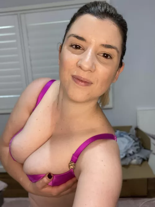 Can mommy help you out with that huge bulge in your pants? 😈 by adventuroussidelines