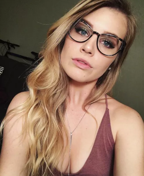 Can someone jerk trib my wife? Have nudes as well and can slowly feed. Kik j212casr by CptMaths