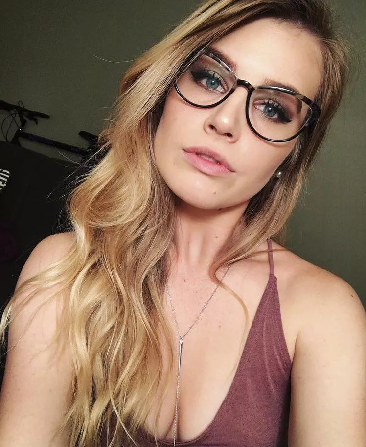 Can someone jerk trib my wife? Have nudes as well and can slowly feed. Kik j212casr posted by CptMaths