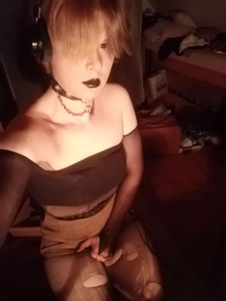 can we hold hands 🤭 posted by Kareongames