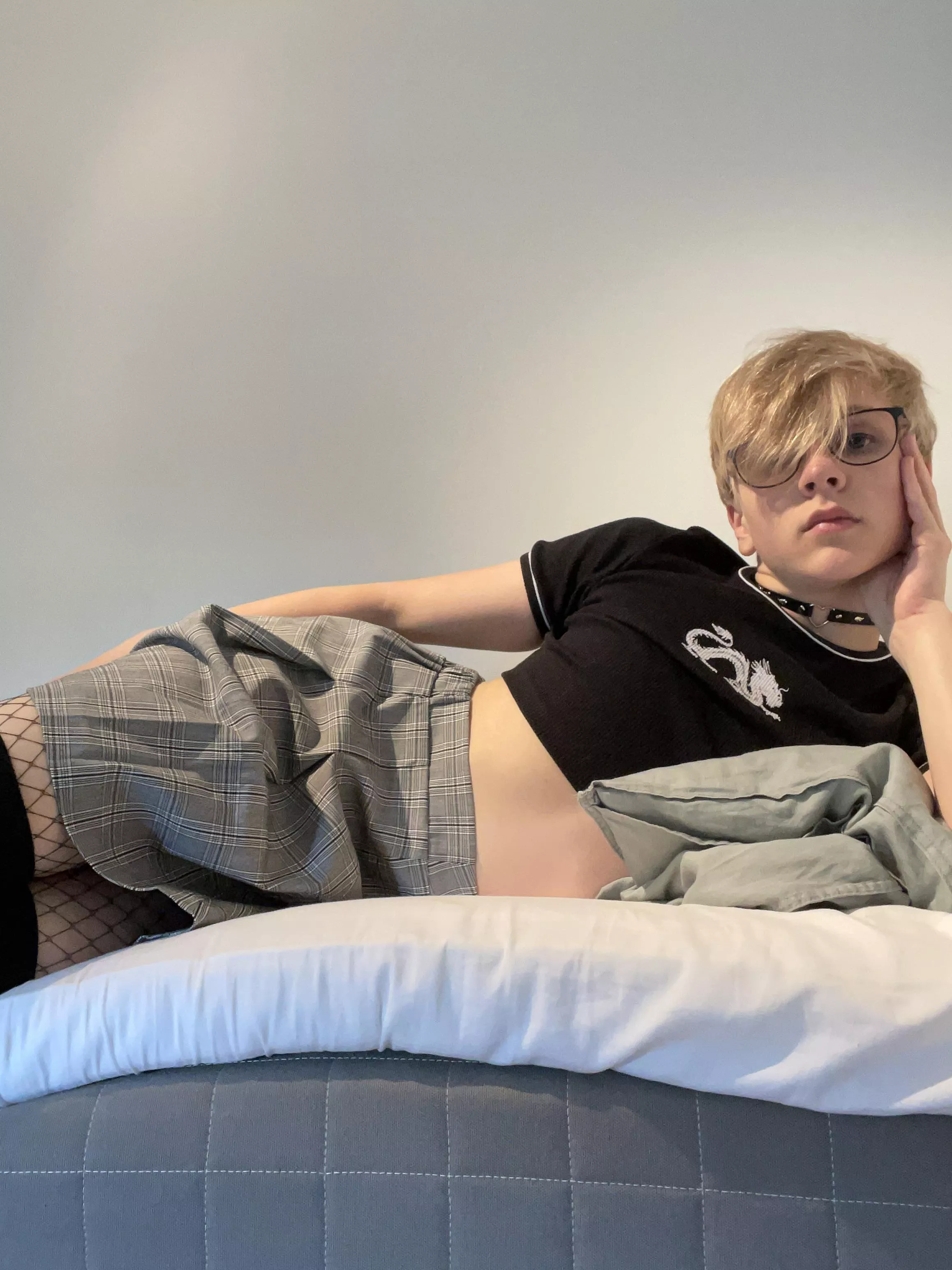 Can we snuggle and have some pillow talk? I need someone to hug👉👈 posted by FemboyAlexlol