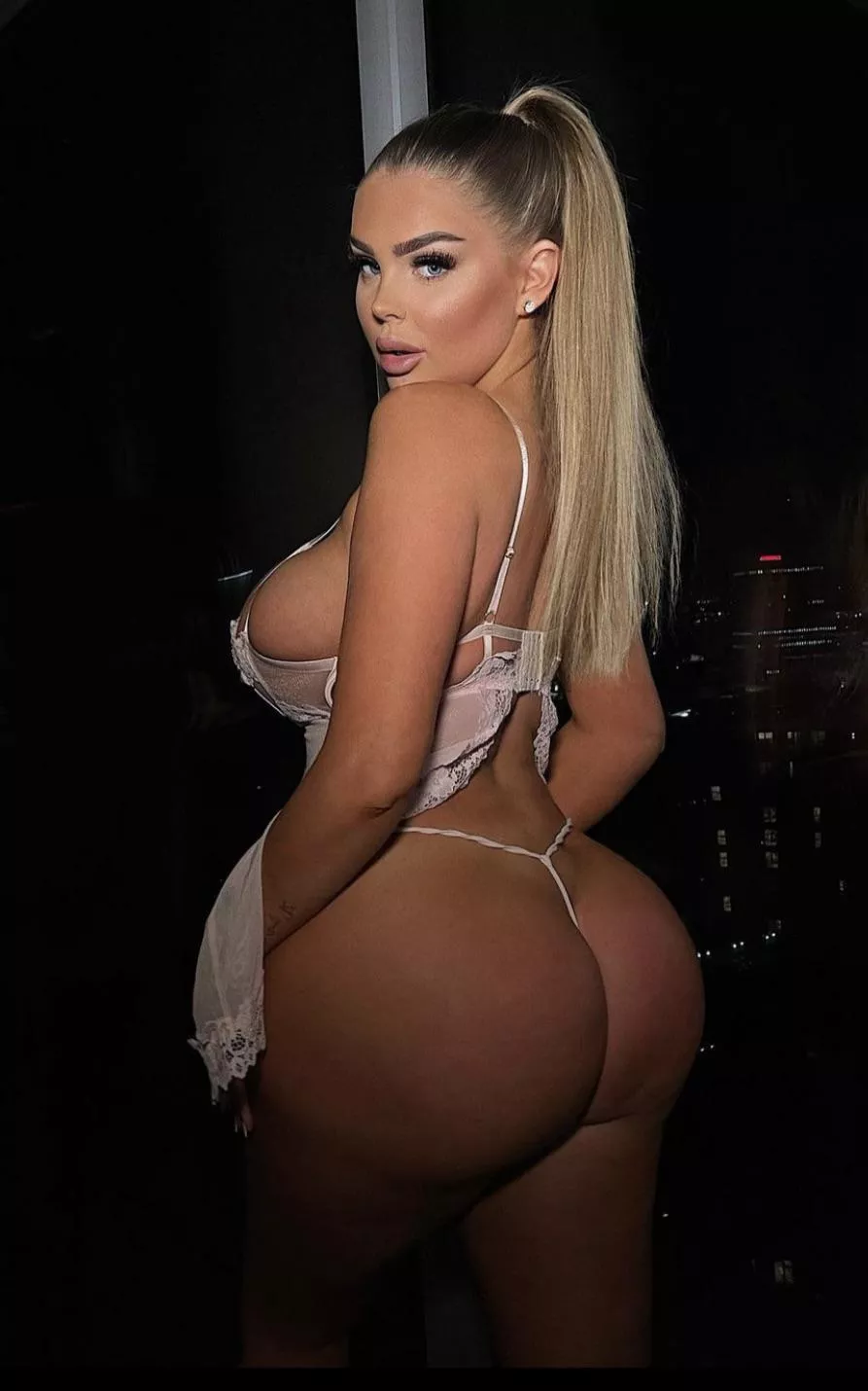 Can you be more curvy!? posted by Jayman1885