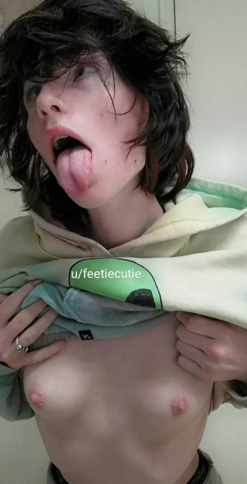 Can you guess why I got messy hair and this face on? ;) by feetiecutie