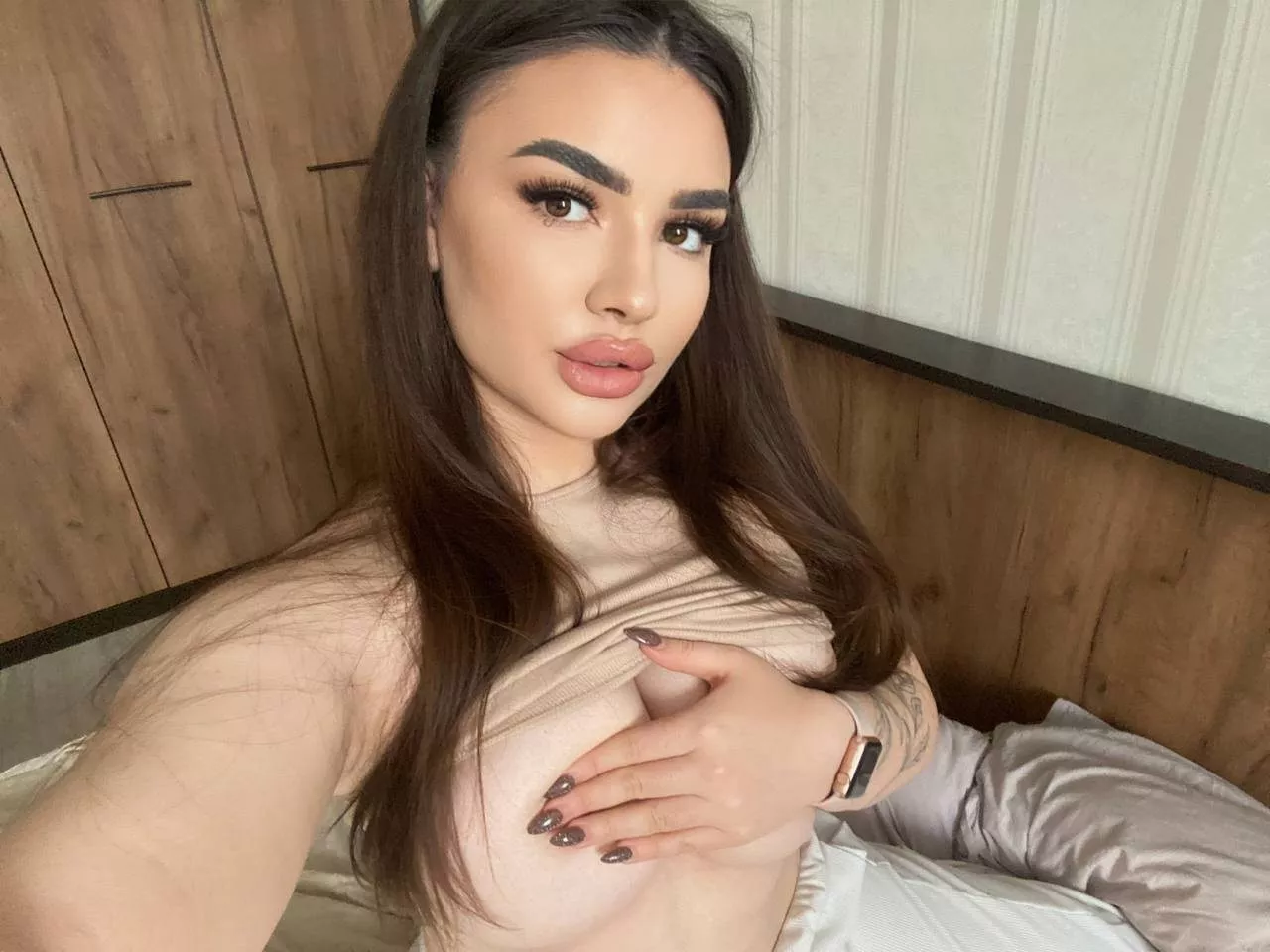 Can you stay here for a moment to enjoy my curvy body? posted by thehungrycassette