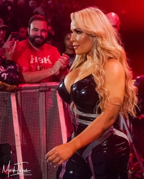 Can’t blame guy in red 😜😜 by realone15