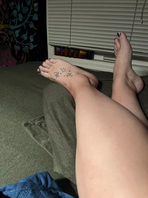 Can’t decide what color to paint my toes by eels-cards