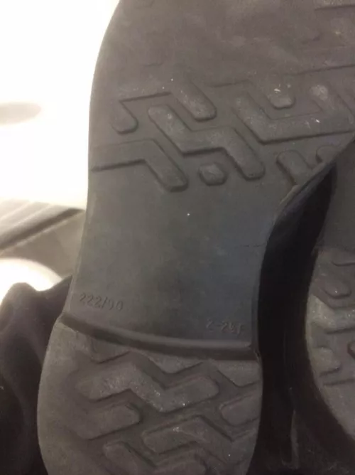 can't distinguish the size of these boots. looking to sell and need to list the size by SS00000009