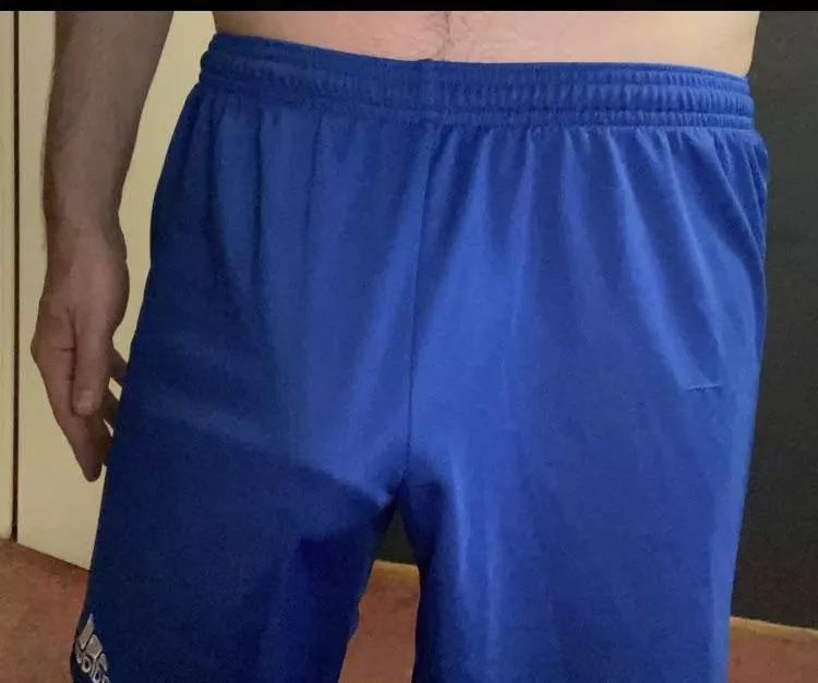 Can’t figure out why people keep staring at the gym 😅 posted by DiligentDick