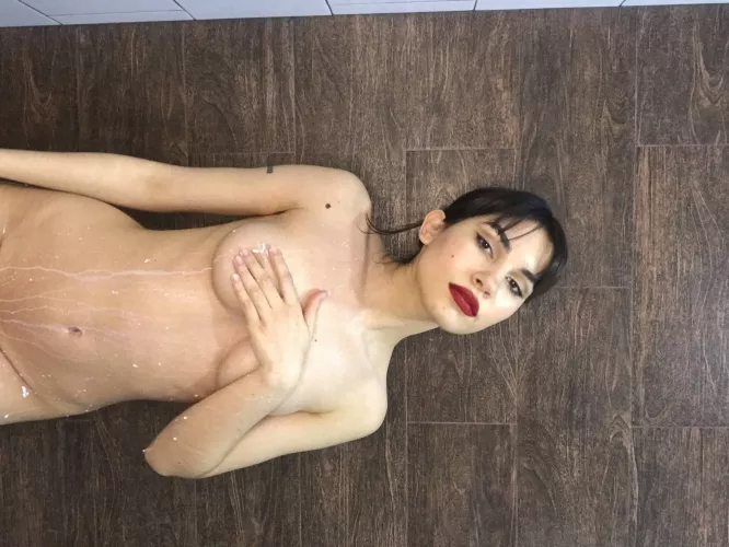 Can’t stop showing the boobs off | Check comments for more by zuckraa