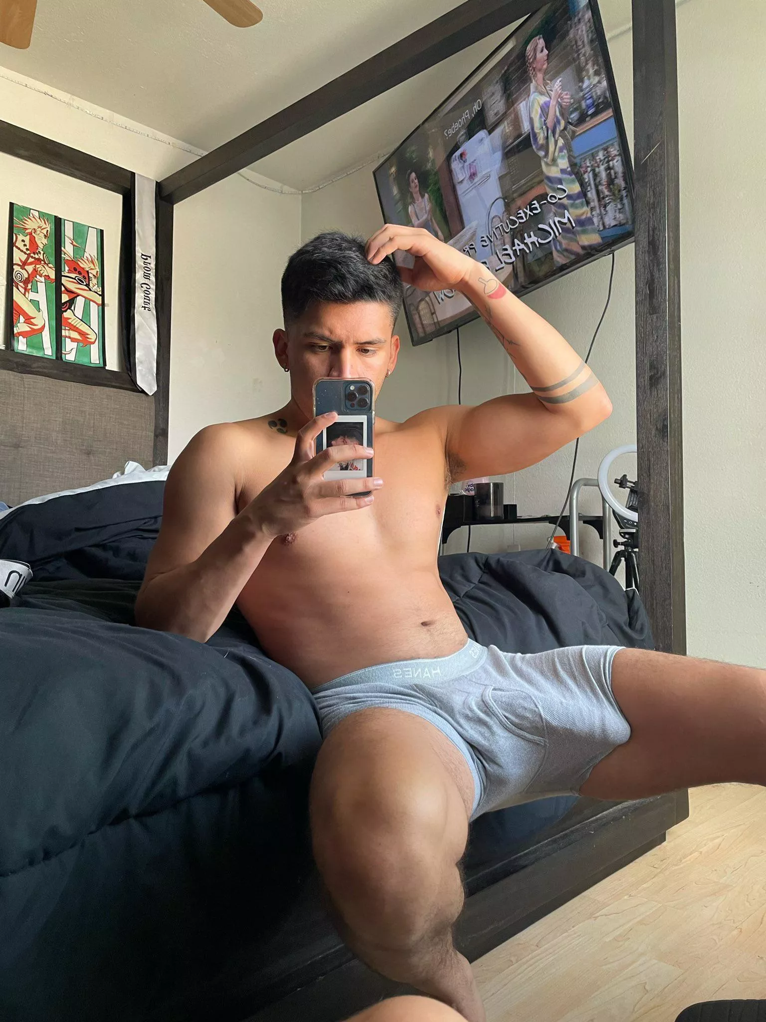 Can’t watch friends alone, 9 inch cock waiting posted by santemarewa